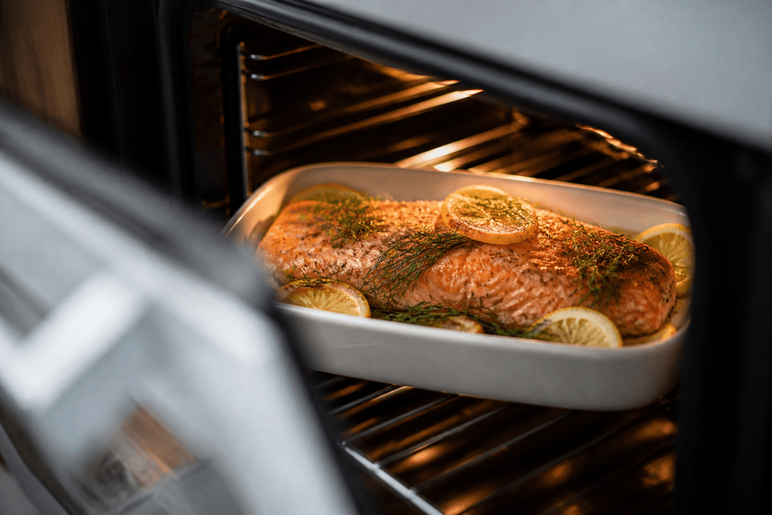 Laksfilet med sitron og dill i ovnform i stekeovn