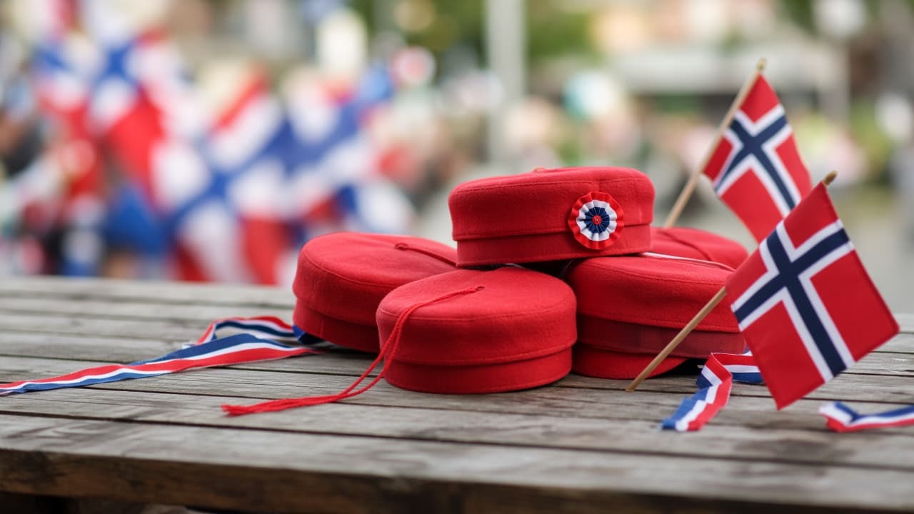 Røde russebukser og snor med knuter – norsk russefeiring om våren